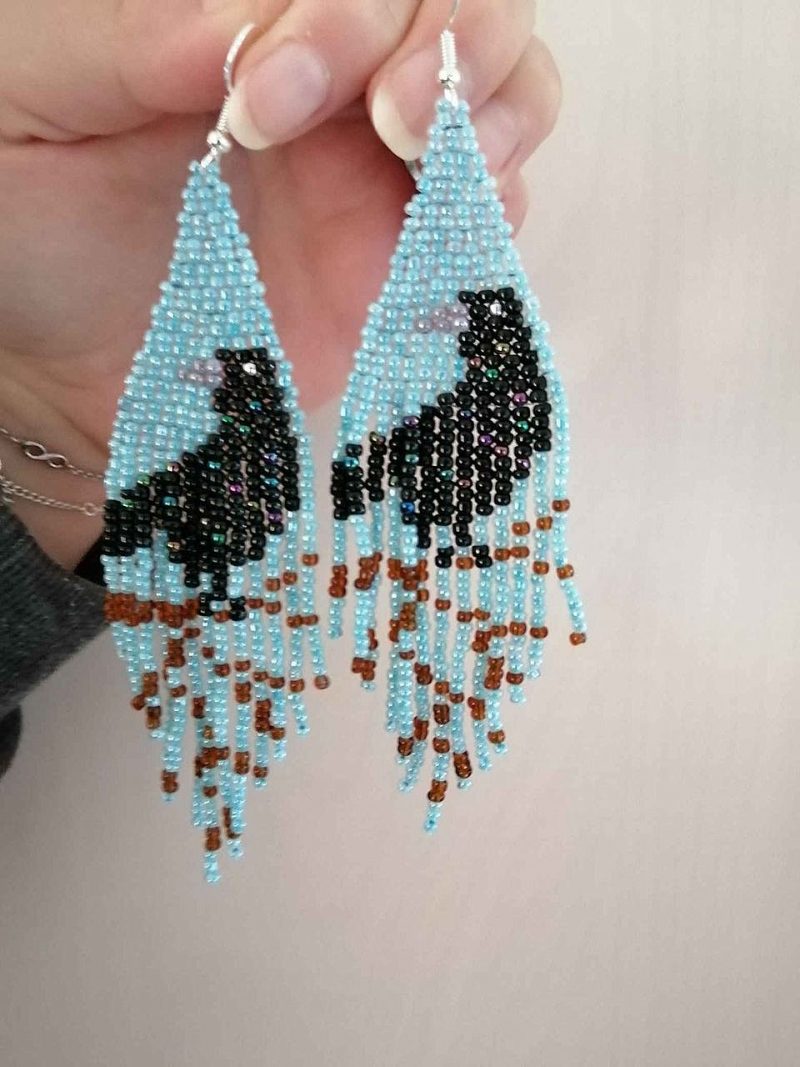 Øreringe med fuglemotiv lyseblå og sorte rocailles perler